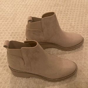 BNWOT DV by Dolce Vita Rango Wedge Lug Chelsea Boot in Natural Sz 9